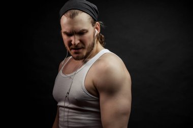 ciddi sarışın atlet aşağı bakıyor