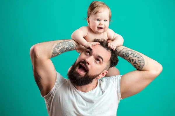 Gelukkig vader uitvoering van zijn dochtertje op nek geïsoleerd op blauwe achtergrond — Stockfoto