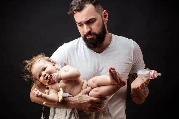 Adorable bebé en manos de los padres —  Fotos de Stock