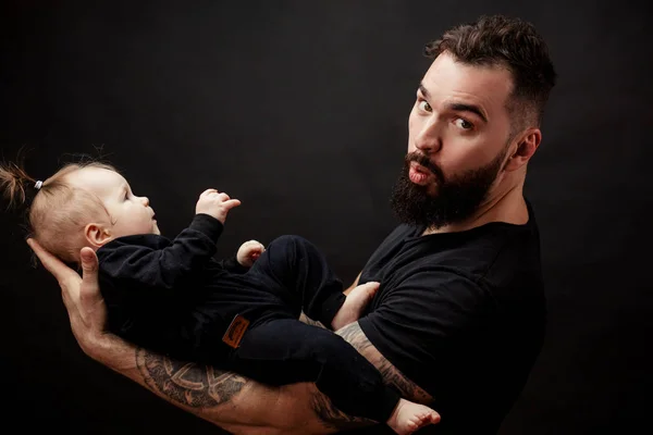 Gespierde vader houdt zijn kleine baby — Stockfoto
