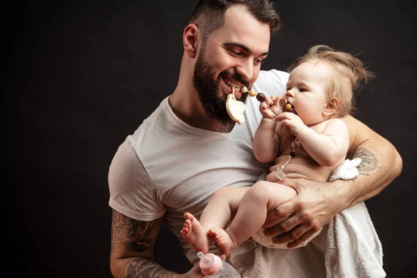 Pai e bebê filha brincando com chaplets — Fotografia de Stock