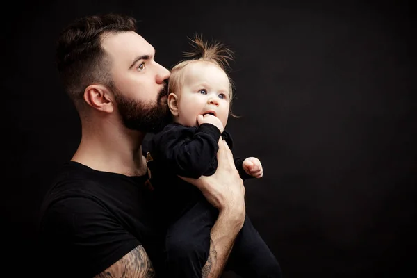 Indoor portret van jonge vader knuffelen zijn dochtertje — Stockfoto