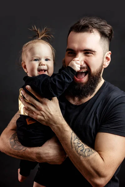 Pai brincando com o pequeno filho em casa — Fotografia de Stock