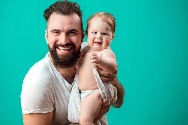 Jonge vader heeft plezier met zijn kleine baby — Stockfoto