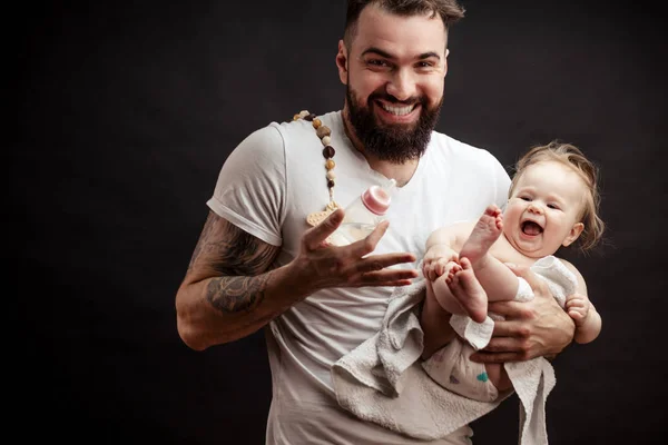 Vader houden en verzorgen van kleine baby baby, voeding uit de fles. — Stockfoto