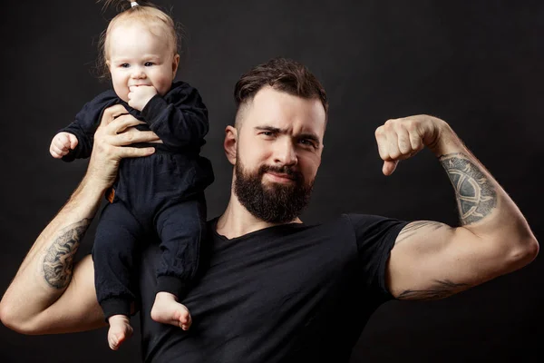 Gespierde vader houdt zijn kleine baby — Stockfoto