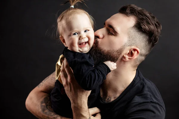 Vader kussen schattige baby — Stockfoto