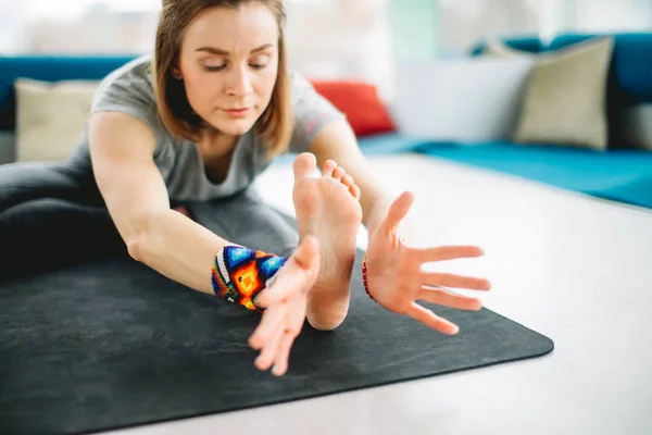 Yogui chica practicando Head-to-Knee Forward Bend Pose . — Foto de Stock