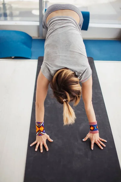 Woman yoga exercices Adho Mukha Svanasana — Stock Photo, Image