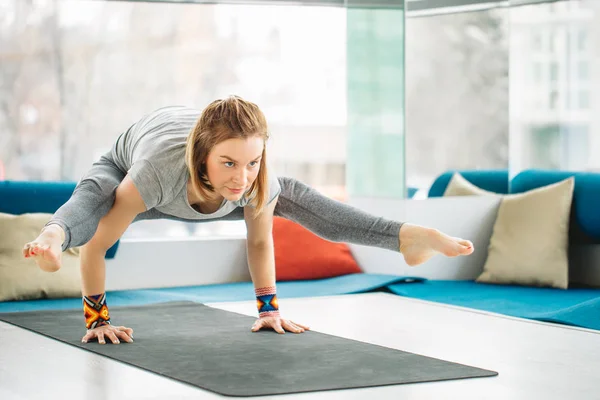 Mujer de yoga haciendo ejercicios de pose de equilibrio en el gimnasio — Foto de Stock