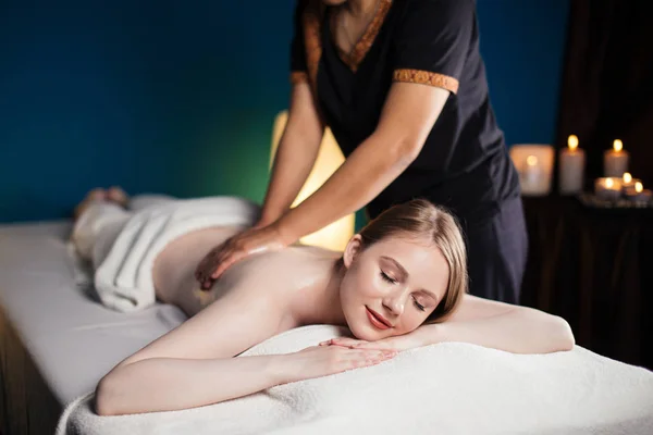 Avkopplande kvinna i wellness skönhet spa med aromaterapi massage — Stockfoto