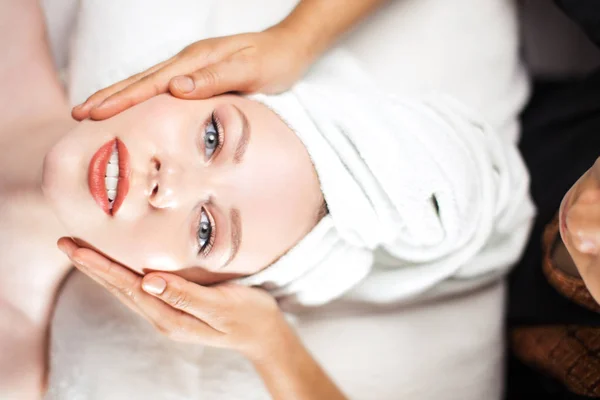 Massagem facial. Cuidados saudáveis com a pele e o corpo. — Fotografia de Stock