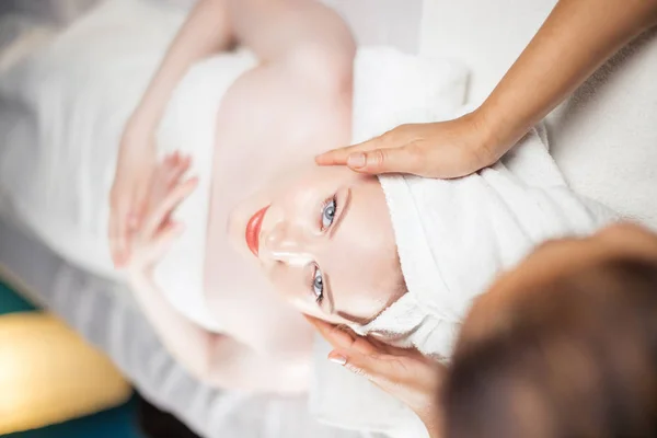 Jovem mulher atraente recebendo tratamento de spa sobre fundo branco — Fotografia de Stock