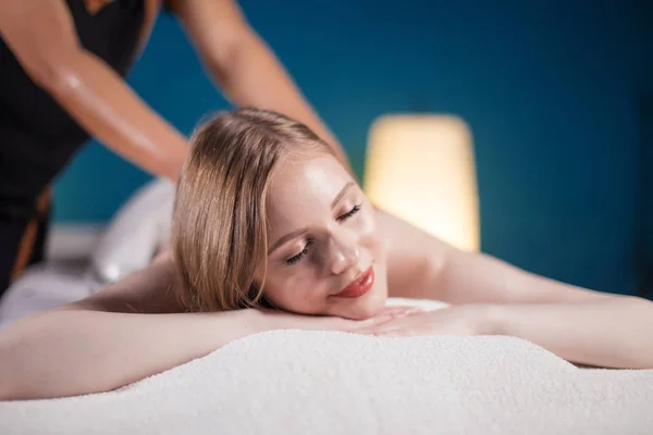 Kvinna enjoing tillbaka massage på spa. Fritid, Hälsa, Lyx livsstil koncept — Stockfoto