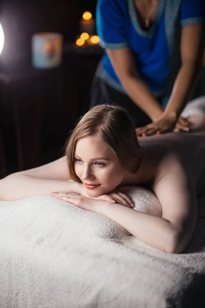 Massagekoncept. Ung attraktiv kvinna får avkopplande massage — Stockfoto