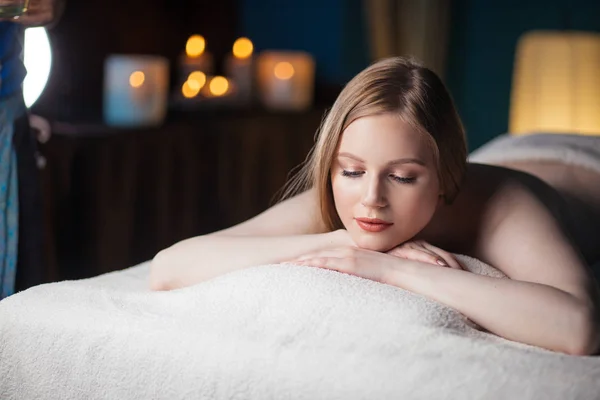 Halv naken kvinna vilar efter massage — Stockfoto
