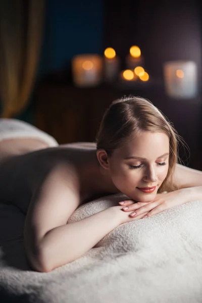 Halv naken kvinna vilar efter massage — Stockfoto