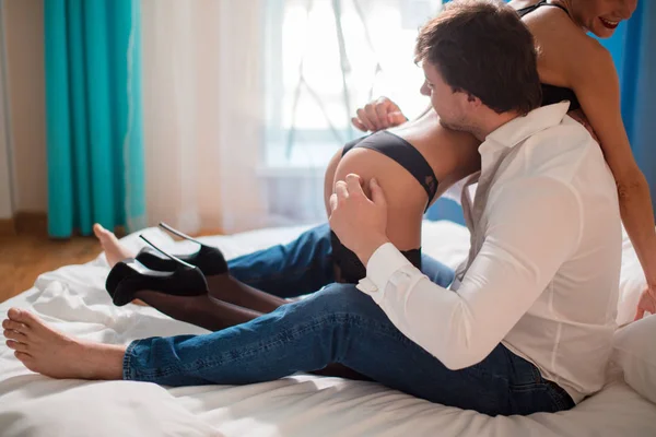 Mañana de hermosa pareja en la cama — Foto de Stock