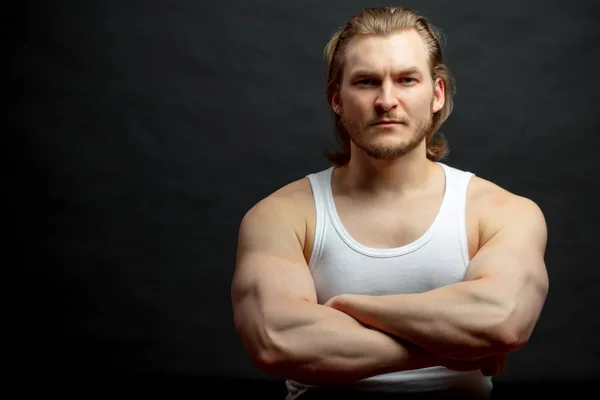 Sexy cara poderoso com ferm carne musculars.muscular conceito de força — Fotografia de Stock