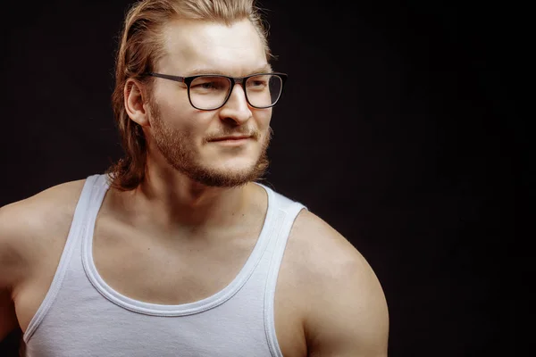 Netter Fitness-Mann mit Brille — Stockfoto