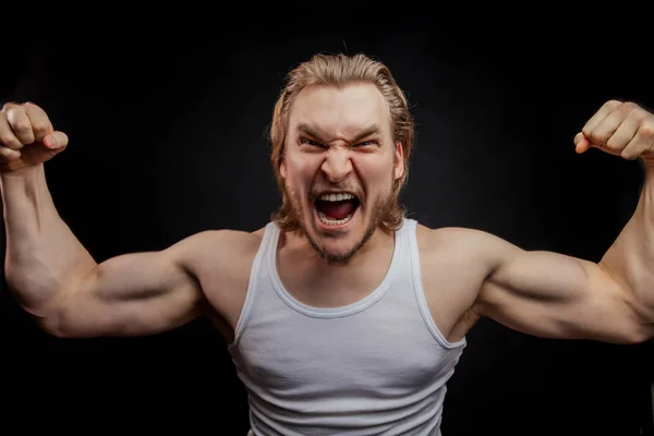 Luchador furioso mostrando sus bíceps perfectos —  Fotos de Stock