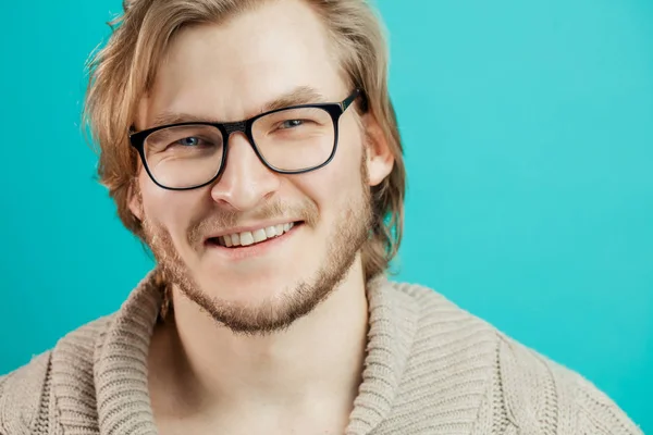 Deportista alegre en gafas en traje casual — Foto de Stock