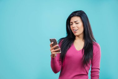 cep telefonu üzerinde mavi arka plan izole ile sinirli öğrenci