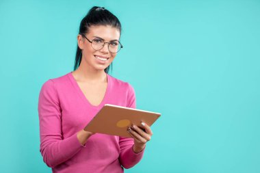 Gadget'ı tutan başarılı neşeli kız portresi kapatın