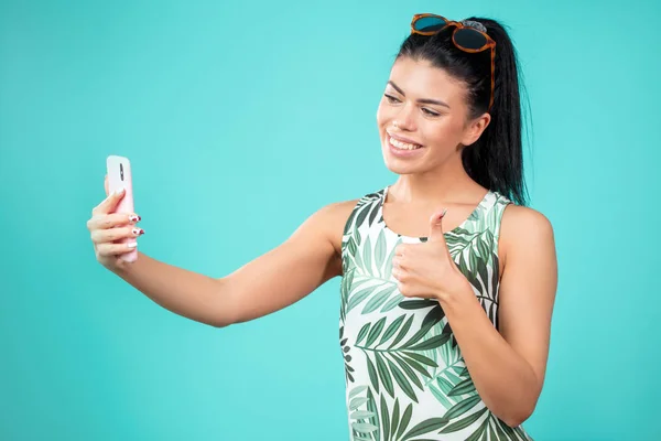 Hermosa mujer mostrando su nuevo vestido a su amigo por teléfono — Foto de Stock