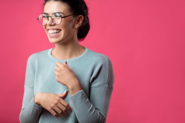 yan görünümü kadeh bardaklarda yakışıklı gülen hanım kadar kapatın