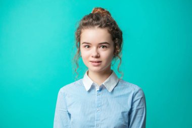 güzel hipster yüksek topuz ile mavi gömlekli