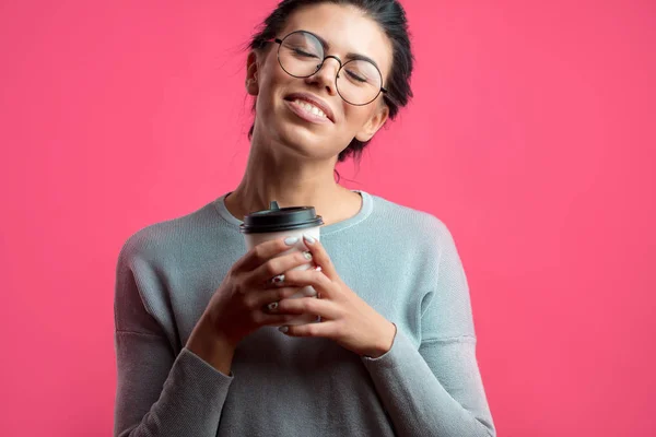 Primer plano retrato de chica guapa con los ojos cerrados sosteniendo taza de café — Foto de Stock