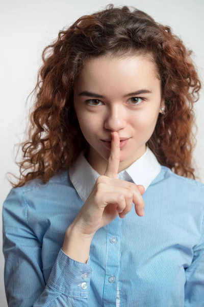 Close-up van portret van roodharige meisje vraagt om een geheim te houden. — Stockfoto