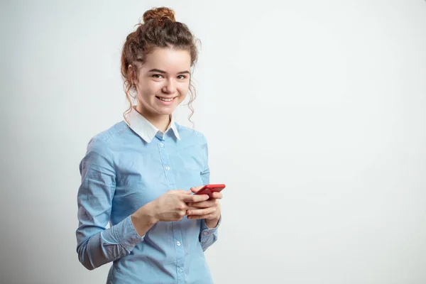 Закрыть портрет веселой студентки в повседневной одежде с мобильным телефоном — стоковое фото