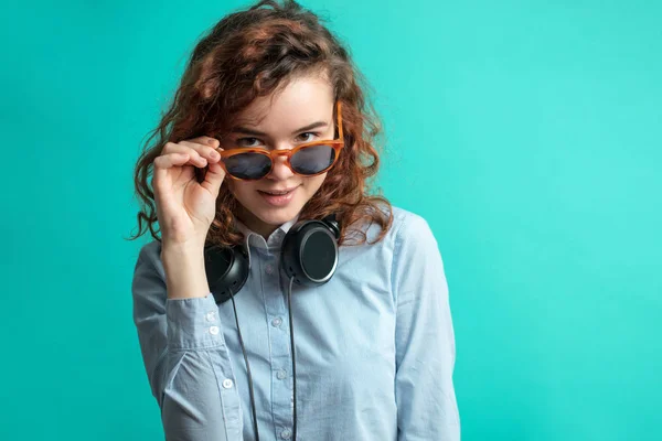 Primer plano retrato de hipster con gafas de sol con monturas rojas — Foto de Stock