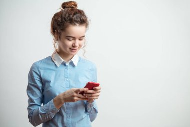 güzel kadın kırmızı cep telefonu ile gülümseyen in yan görünümü atış yukarıya kapatmak