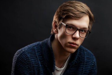 yakın çekim mavi kazak giyen hoş adam portresi