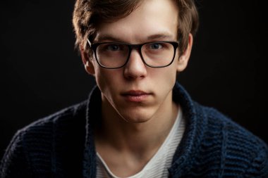 çekici şık kış kazak modelinin kırpılmış fotoğraf kapatmak