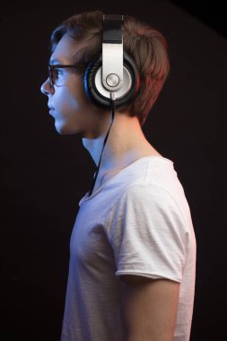 Kulaklığımda genç modelinin arka yüzünde görünümü atış yukarıya kapatmak