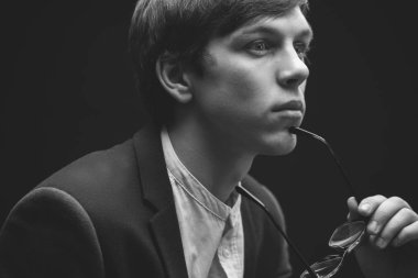 Genç adam felsefe düşünceler yan görünüm portre kadar kapatın