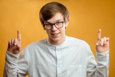 neşeli yakışıklıyı zirveye işaret portresi kapatın