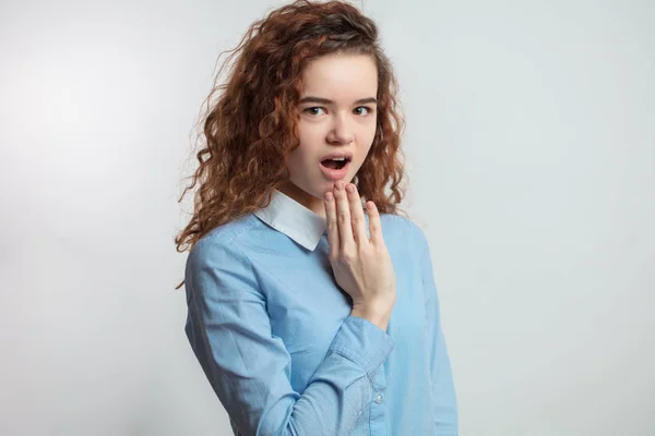 Nahaufnahme Foto von Ingwermädchen mit schockiertem Blick — Stockfoto