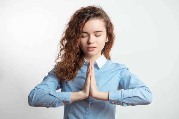 Schattig aangenaam meisje met rood krullend haar doet yoga — Stockfoto