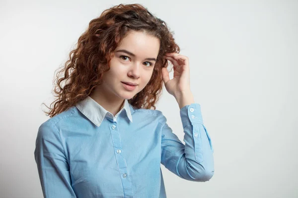 Una hermosa chica inmadura con el pelo rizado jengibre natural —  Fotos de Stock