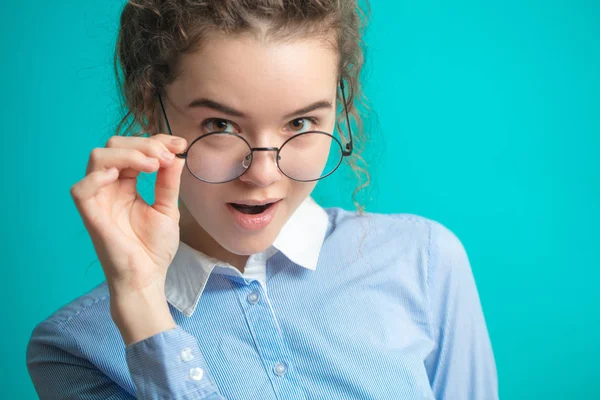 Detailní záběr oříznutou fotografii chytrá dívka, která nosí glasss — Stock fotografie