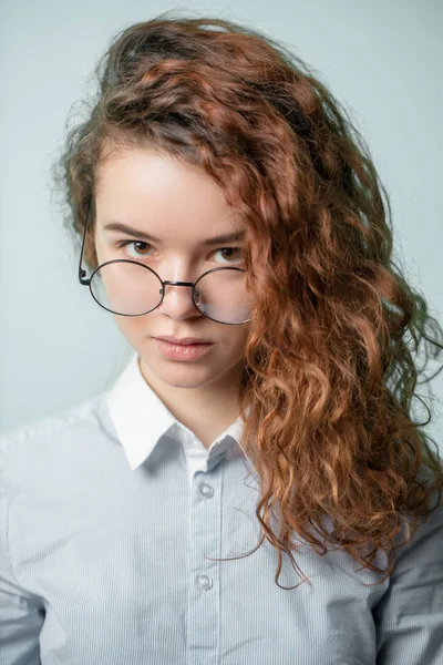 Uzun kırmızı kıvırcık saçlı ciddi kız portresi kapatın — Stok fotoğraf