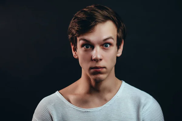 Primer plano retrato del hombre sorprendido con las cejas levantadas y los ojos grandes — Foto de Stock