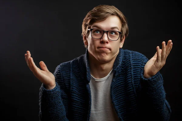 Primer plano retrato de divertido chico en gafas gesto — Foto de Stock