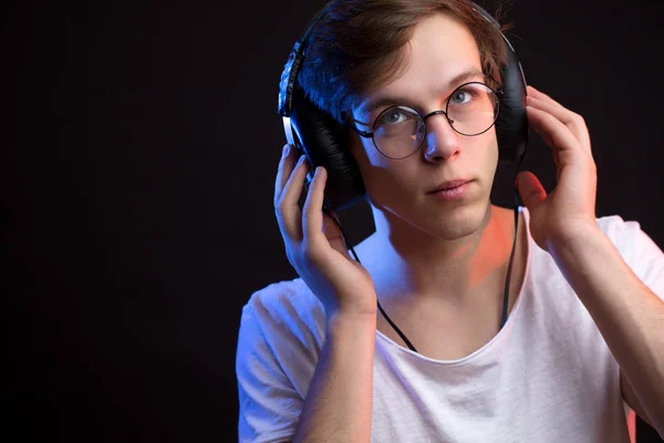 Close-up van portret van jonge man luisteren naar lievelingsliedje met aandacht — Stockfoto