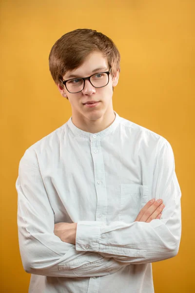 Primer plano retrato de sonriente modelo masculino en ropa formal con brazos cruzados — Foto de Stock